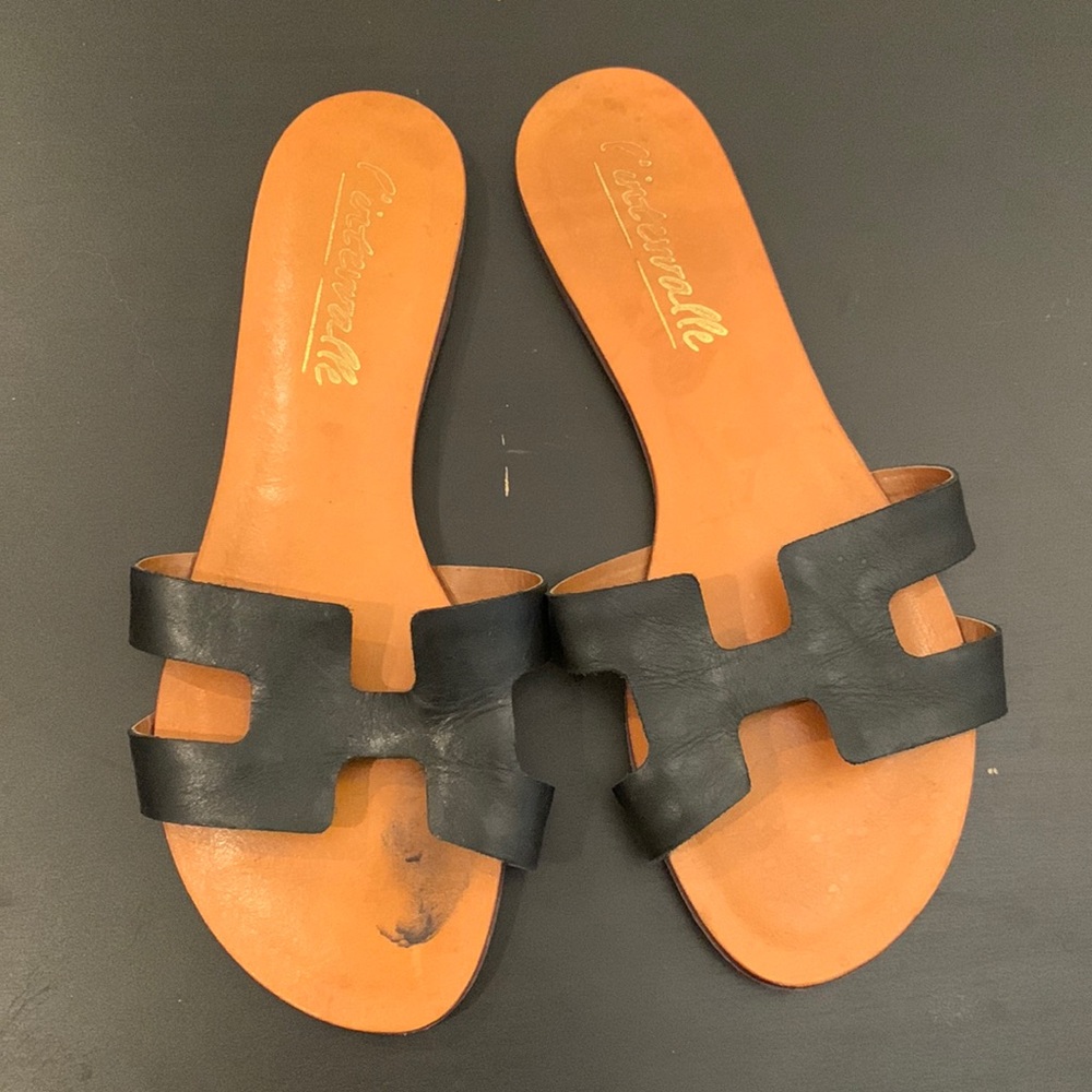L’intervalle black slip on sandals